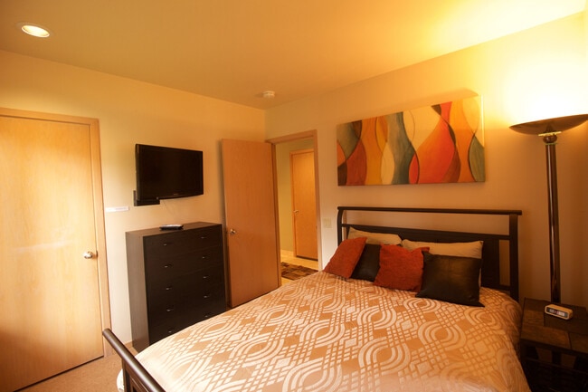 Building Photo - Furnished Seasonal Rental Through April 20...
