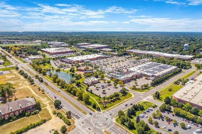 Building Photo - 725 Eastview Dr