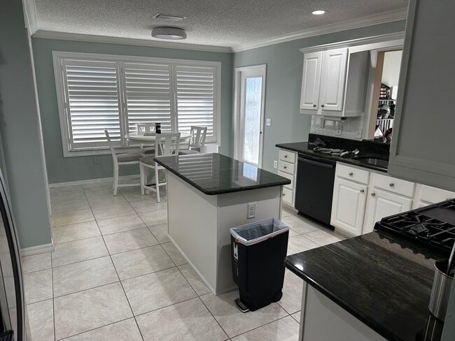 Building Photo - 2000 Ardmore Way