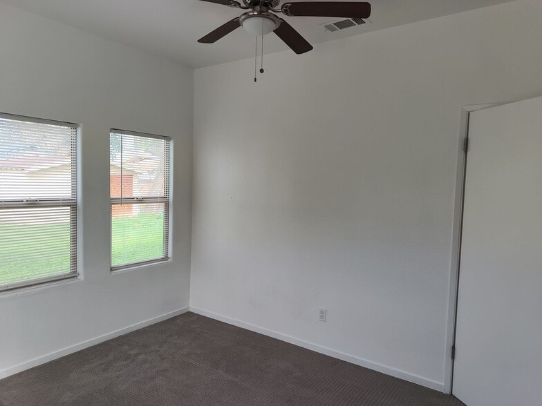 Building Photo - 3035 E El Monte Way