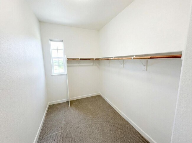 Building Photo - Beautiful 3BD Home in Hayward – Over 2,200 Sq Ft of Comfortable Living