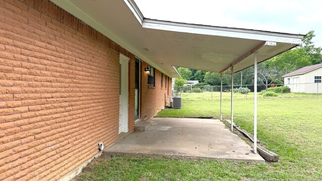 Building Photo - 1805 Waterloo Ave