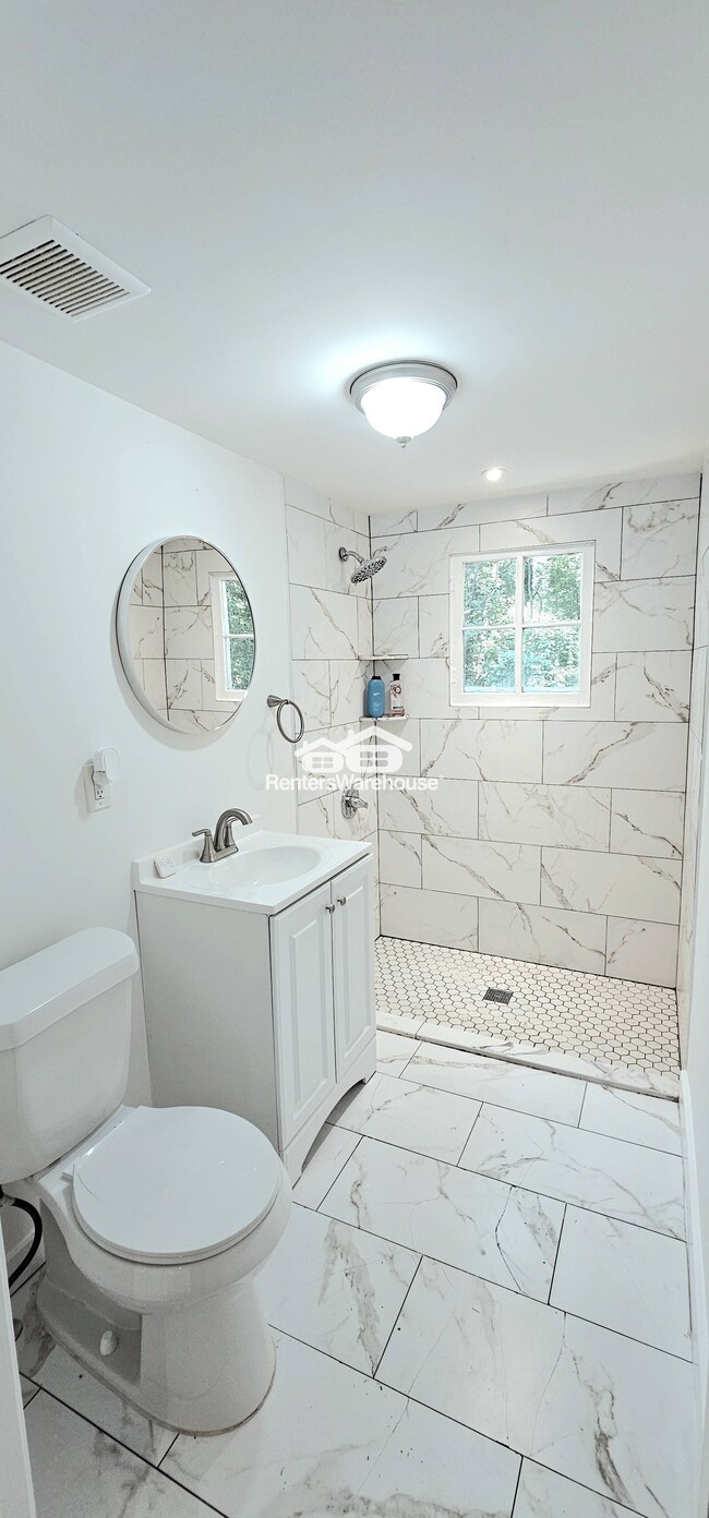 Building Photo - 2015 Detroit Ave NW