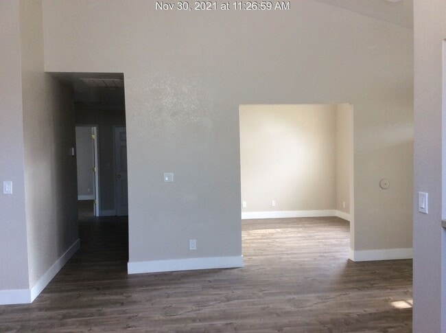 Building Photo - Comfortable Living in a Well-Sized 2-Bed, 2-Bath Home