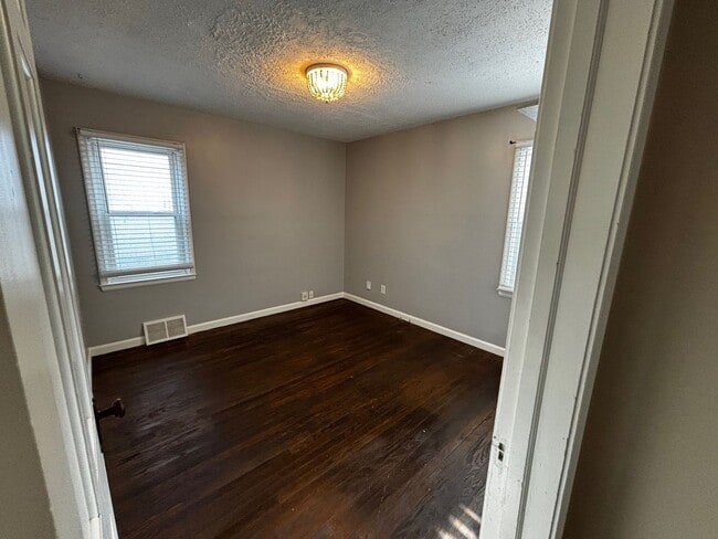 Building Photo - 3 bed 2 bath bungalow