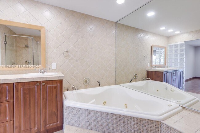 Building Photo - 3925 NE 171 St