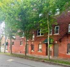 Building Photo - 1066 E 62nd St