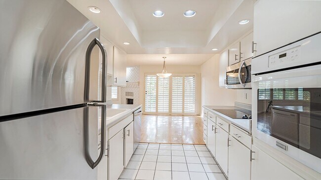 Building Photo - Luxury Penthouse Newly Renovated 1 Bed + D...