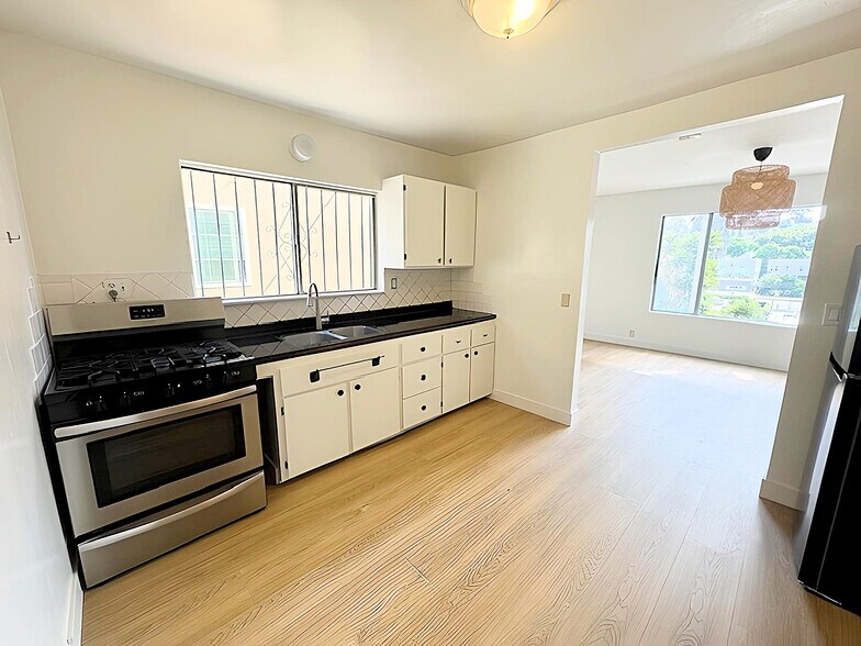 Building Photo - 849 N Vendome St