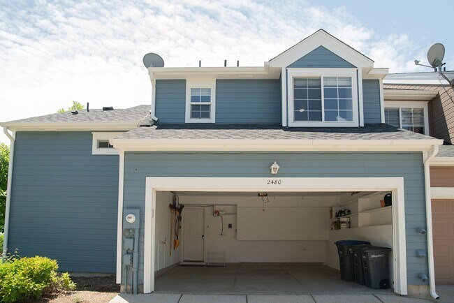 Building Photo - 2 BDR Gorgeous Updated Townhome with Huge Garden