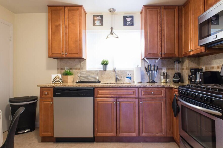 Building Photo - 17 Oxford Cir