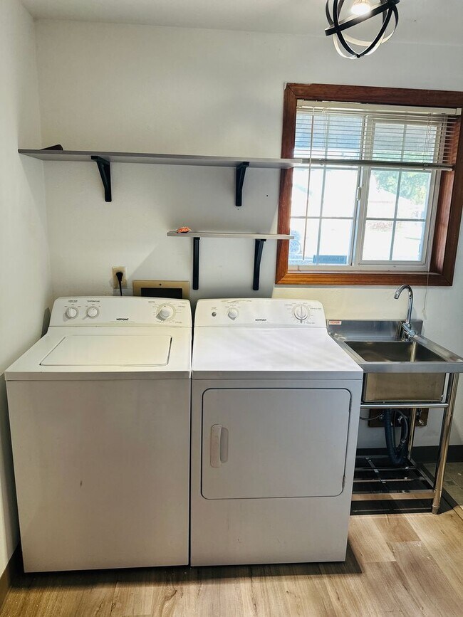 Building Photo - Newly Remodeled Four Bedroom One Level Home