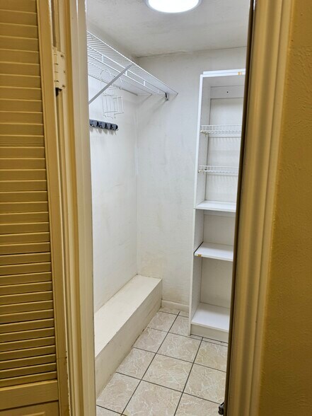 Building Photo - 9811 Charter Ridge Dr