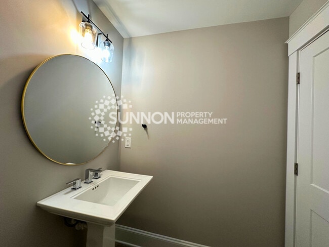 Building Photo - Modern 3-Story Townhome in the Heart of Plaza-Midwood - Walk to Everyt