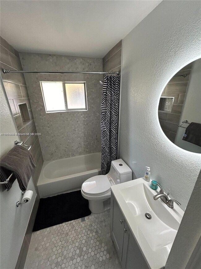 Building Photo - 3 bedroom in Miami Gardens FL 33054