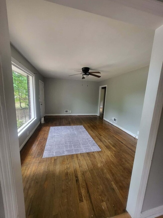 Building Photo - 3 Bedroom, 1 Bath house