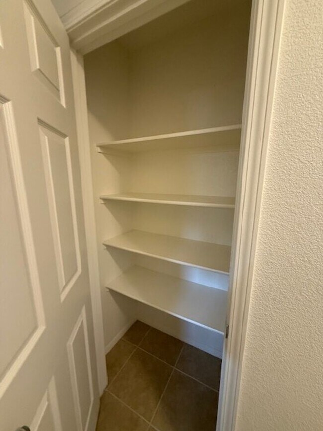 Building Photo - 2 Bedroom 2 Bath Contact Property Pros 928-634-7710