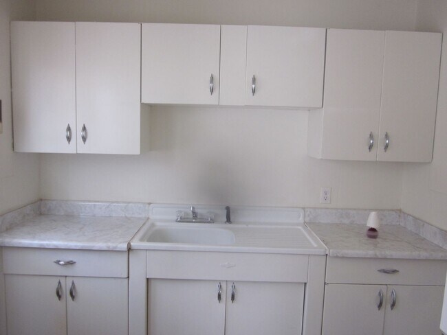 Building Photo - 106 S Palo Duro St
