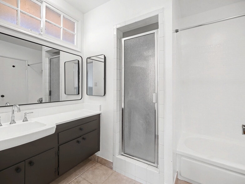 Building Photo - 4413 Canoga Dr