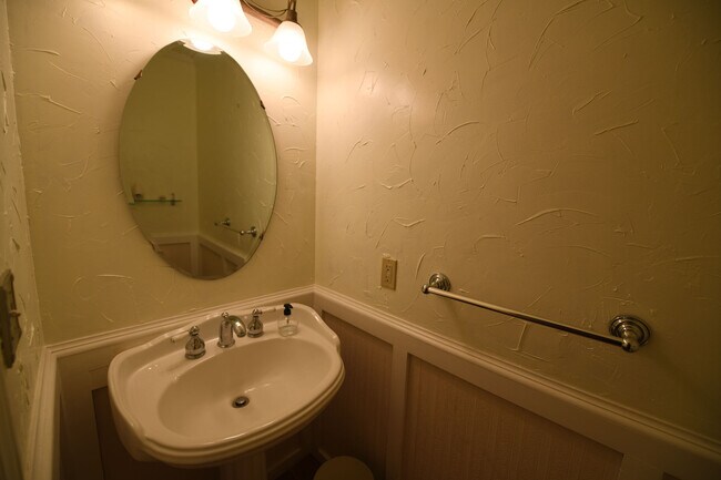 Building Photo - Gorgeous 4 BR 2+2 Baths Colonial - Finished Walk-Out Basement and Car Garage