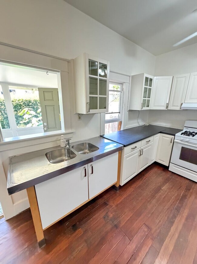 Building Photo - Quaint 2BD/1BA house in La Mesa Village available now for a 1-year lease!