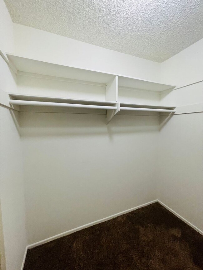 Building Photo - Spacious 2-bedroom, 2-bathroom condo featu...