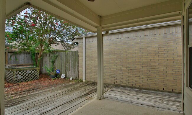 Building Photo - 15938 Cottage Ivy Cir