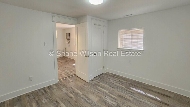Building Photo - Move in special! 1/2 off the first month's rent!   Recently renovated 3 BR/ 1 BA home.  Big front...