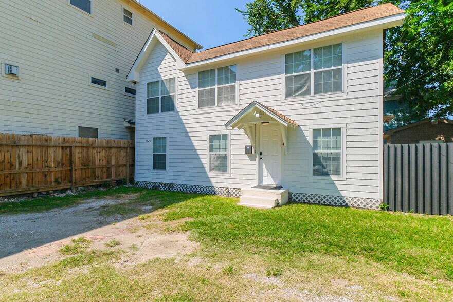 Building Photo - 1327 W 21st St