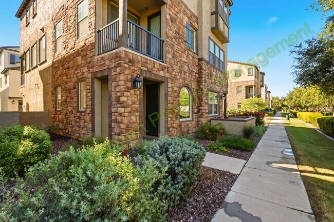 Building Photo - Modern Gilbert Lakeview Townhome in The La...