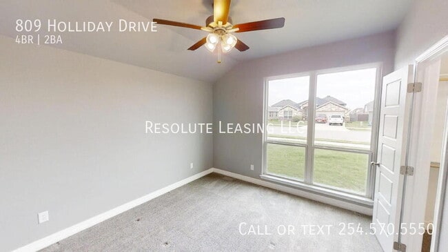 Building Photo - 809 Holliday Dr