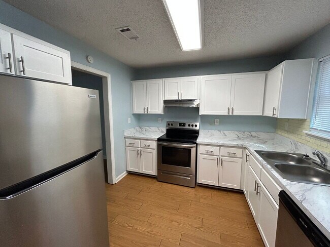 Building Photo - 2BR/1.5BA Townhouse Apartment Conveniently Located!