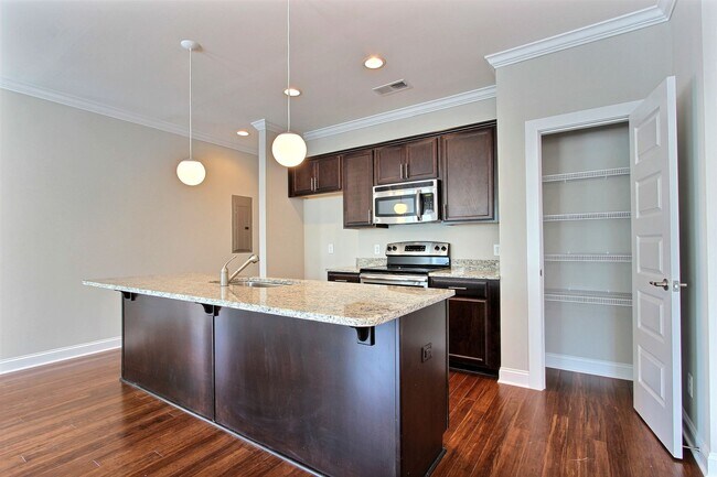 Building Photo - 3 bed/2 bath flat with Gated Parking and Energy Efficiency NOW SHOWING