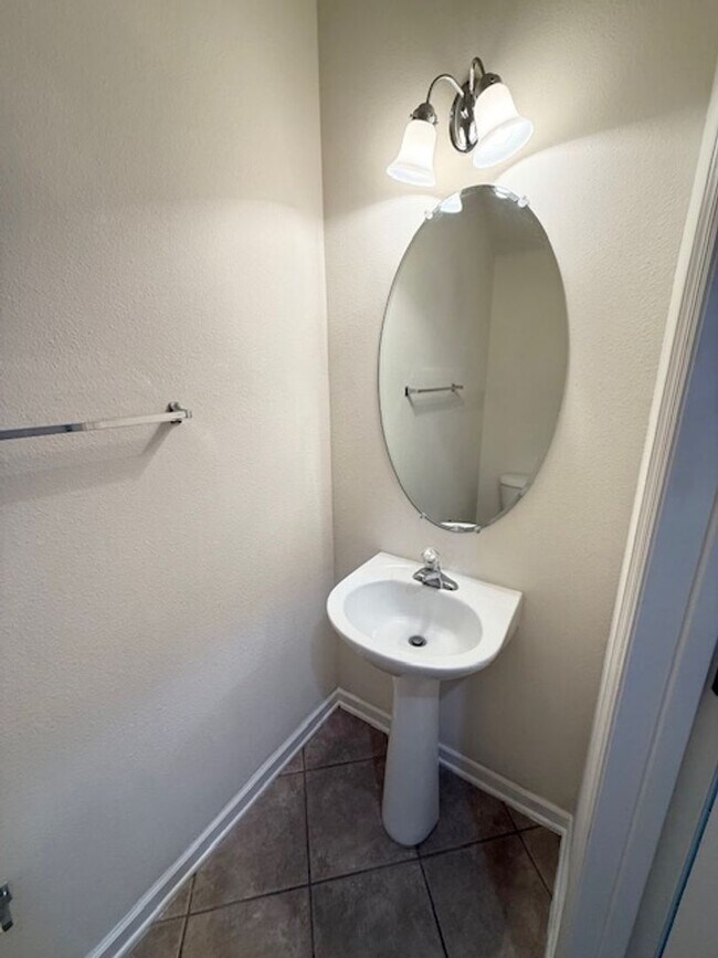 Building Photo - Beautiful 2-Bedroom Townhome with Loft and...