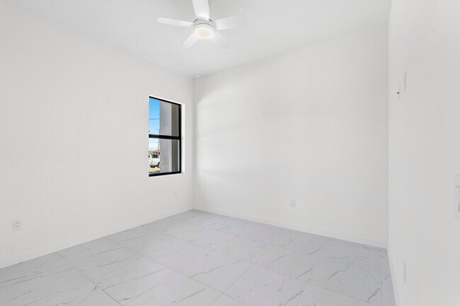 Building Photo - 4233 Jacaranda Pkwy W