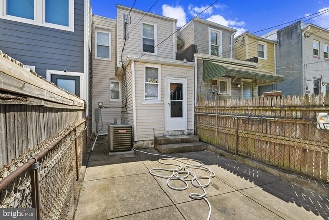 Building Photo - 250 S Highland Ave