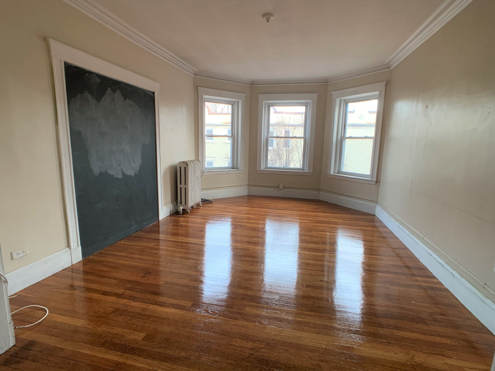 Building Photo - 154 Thorndike St