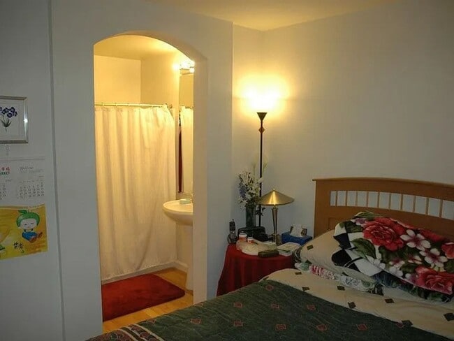 Building Photo - Beautiful Townhouse | Prime Location