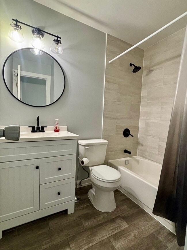 Building Photo - 14949 Lake View Dr