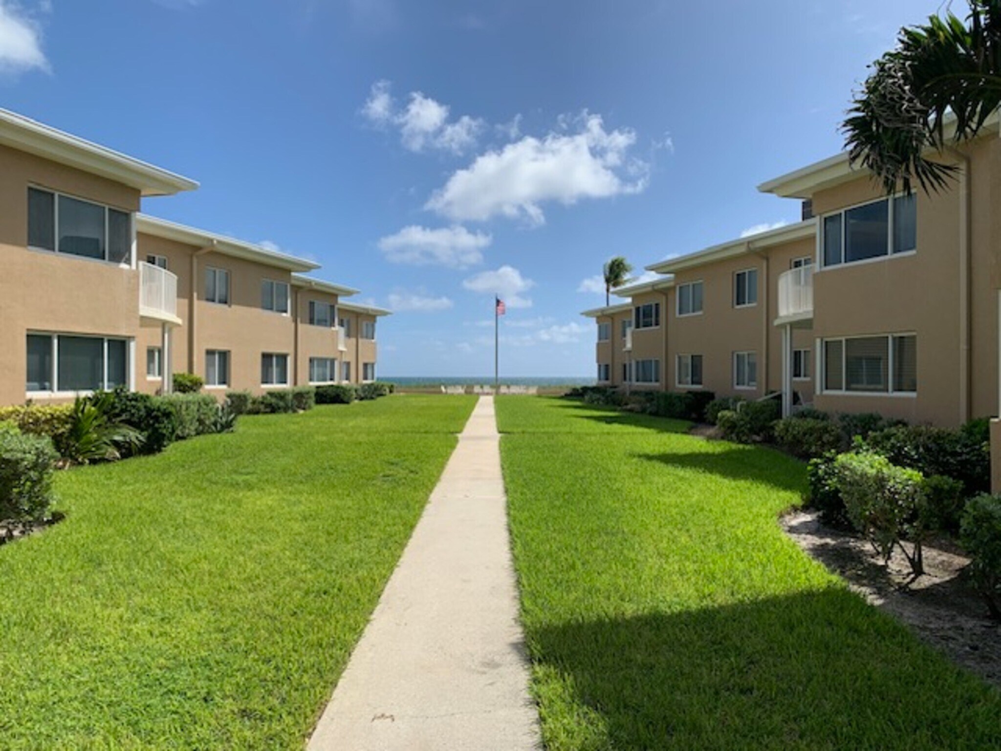 Center Court Stairway Walkway to Ocean - 1410 S Ocean Blvd