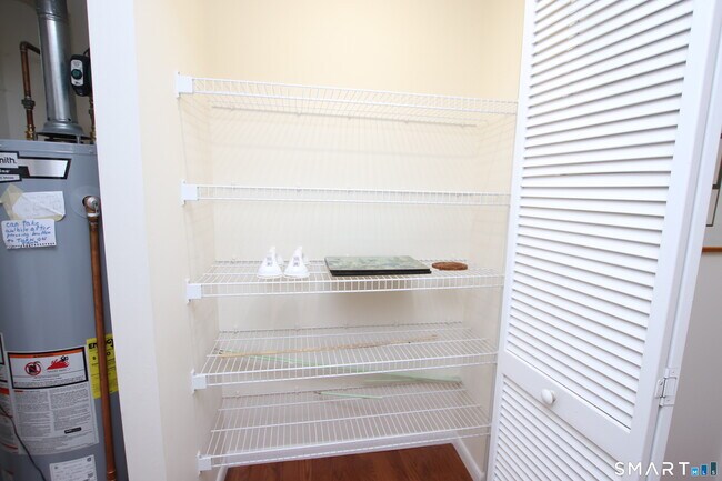 Building Photo - 53 Hollister Way N