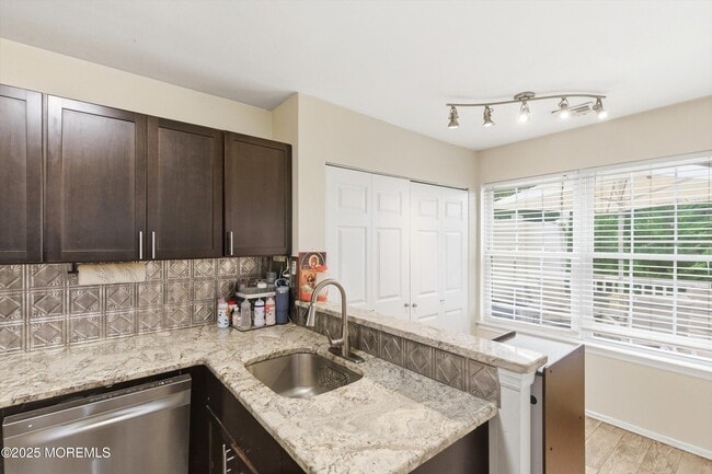 Building Photo - 19 Horseshoe Ct