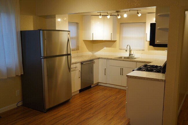 Building Photo - Spacious 3 bedroom, 1 bathroom renovated home