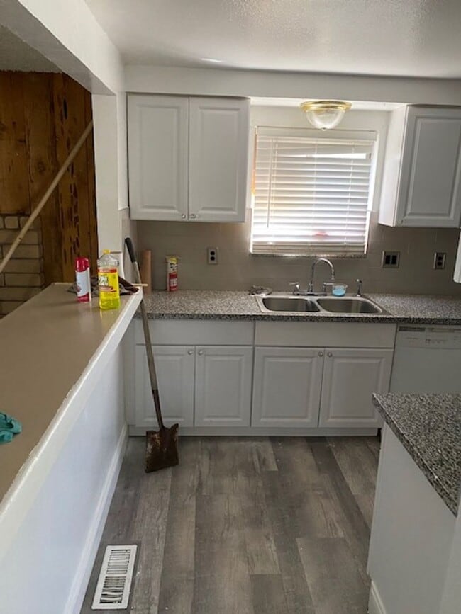 Building Photo - Spacious home on Large Lot