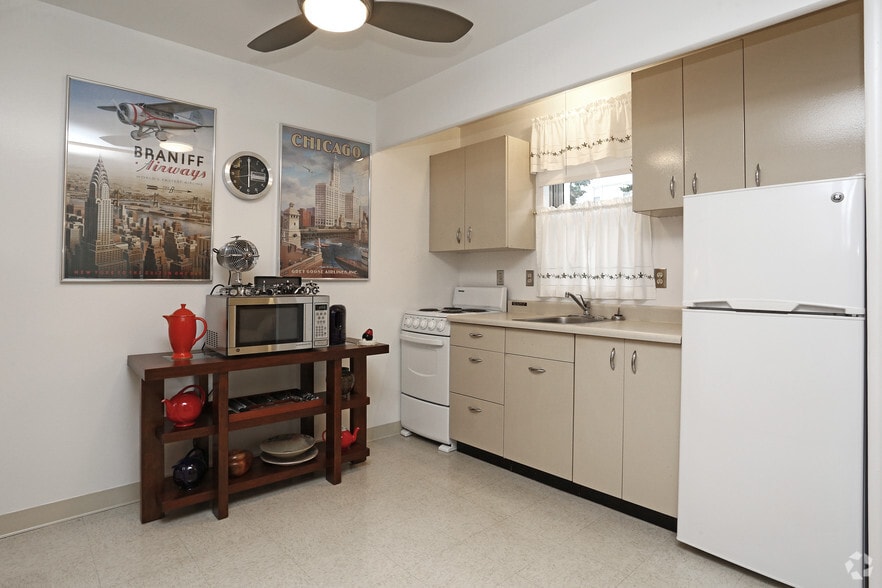 Studio - Kenwood Manor Apartments