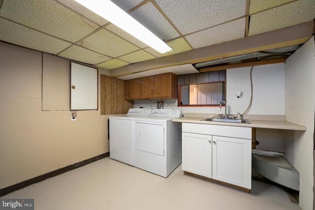 Building Photo - 8402 Holman Ave