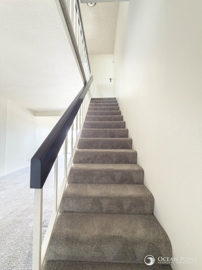 Building Photo - Charming 2 Bedroom Anacapa Condo just steps from the beach in Port Hueneme!