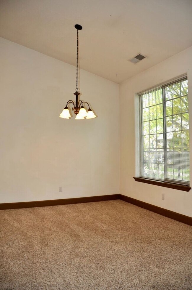 Building Photo - 3 bed 2.5 bath Townhome with A/C & gas fireplace