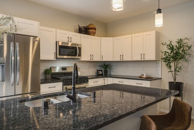 Building Photo - New Townhome in the Far NE Heights