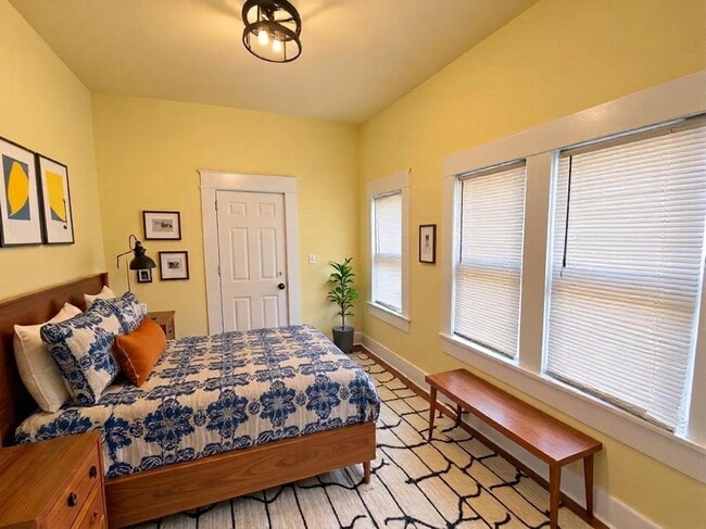 Building Photo - Two-Bedroom Duplex in Shawnee